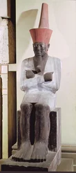 Statue af Mentuhotep II, tronet og iført Nedre Egyptens røde krone, taget fra Mentuhotep II